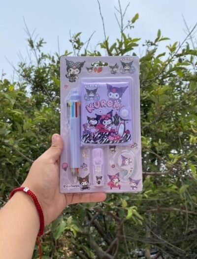 kit de papeleria kawaii de kuromi de sanrio, incluye libreta de hojas rayadas, pluma con 8 colores de tinta diferentes, marca textos, cinta decorativa, todo decorado con el tema de kuromi